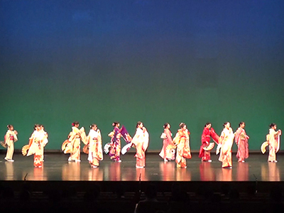 扇子を持って華やかな着物姿の日本舞踊部の部員