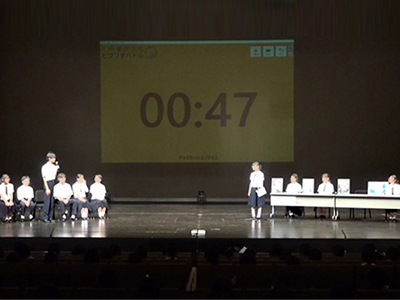 ステージ後ろにあるタイマーの前で行っているビブリオバトル