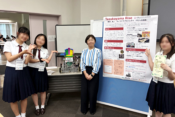 眼鏡のかけた女性の方と女子生徒3人