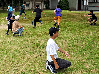 外で追いかけ回るゲームで楽しむ生徒達