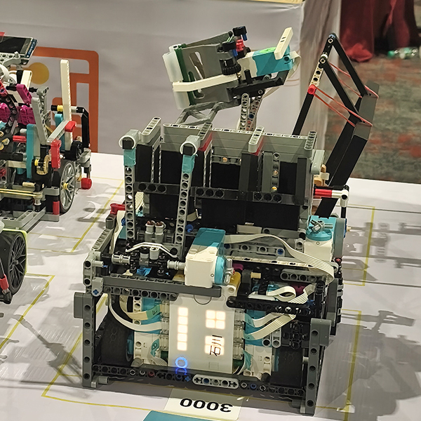 RoboMission Seniorで使用した本校のロボット